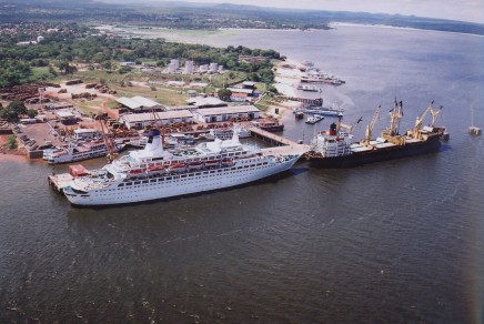 Navios atracados no porto de Santarem